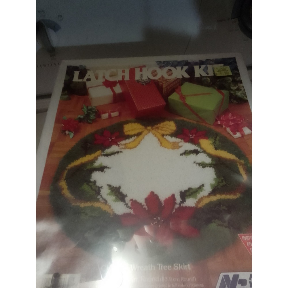 VTG Made In The U.S.A Latch Hook Kit CH 876 Wreath Tree Skirt  App 33" Round - Picture 3 of 9